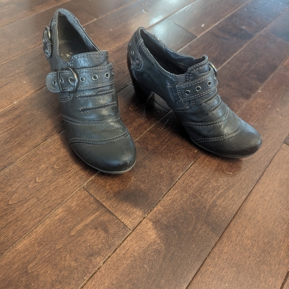 Graceland Bootie - Picture 2 of 3